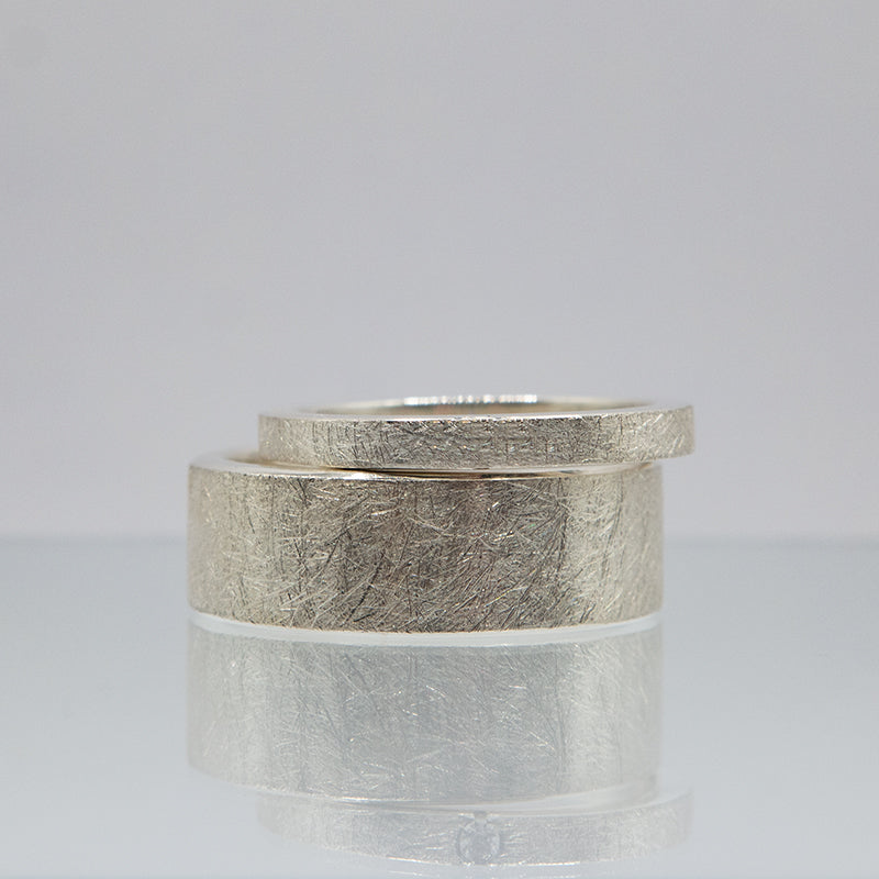 Handgemaakte zilveren trouwringen set met ijsmatte afwerking van Meijlis