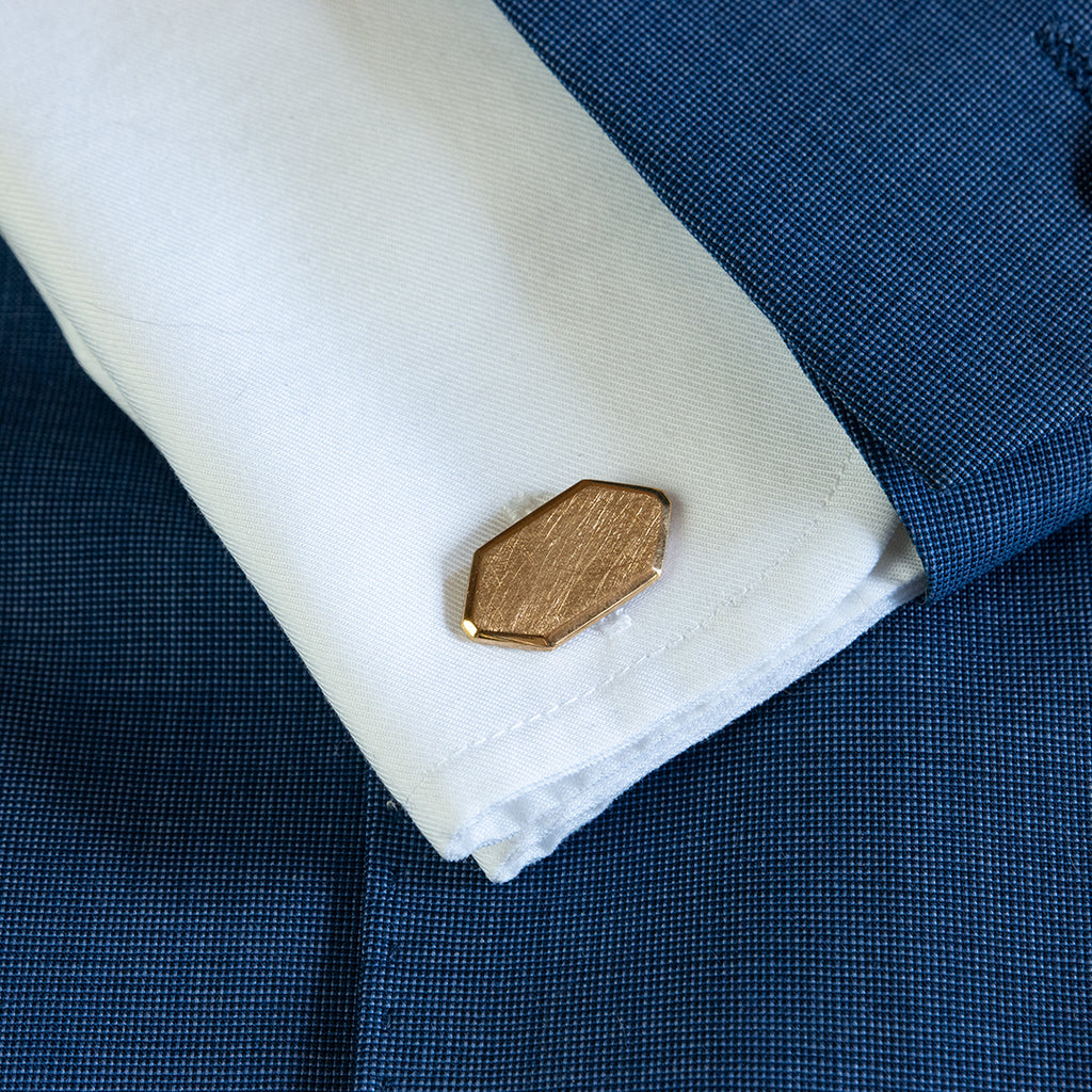 Gouden manchetknopen in zeshoekige vorm. Keuze uit hoogglans, mat of ijsmat afwerking. Handgemaakte manchetknopen van Meijlis