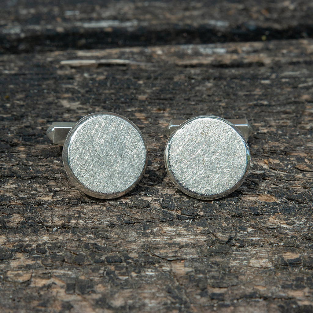 925 Sterling zilveren manchetknopen. Deze Ronde Manchetknopen zijn ijsmat afgewerkt. Handgemaakt door Meijlis.