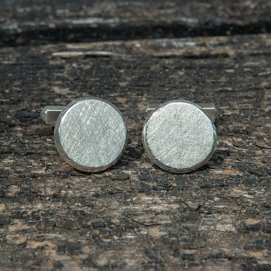 925 Sterling zilveren manchetknopen. Deze Ronde Manchetknopen zijn ijsmat afgewerkt. Handgemaakt door Meijlis.